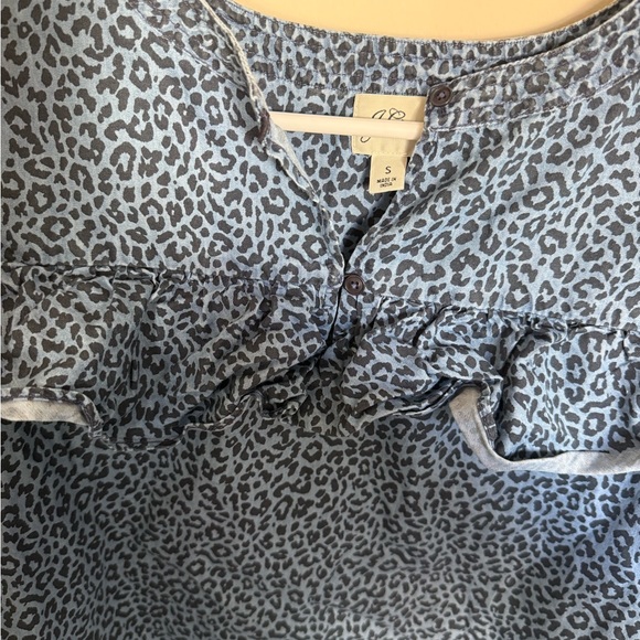 J. Crew Dark Blue Women’s Sz Small Ruffle Front Blouse Leopard Chambray Preppy - Picture 5 of 8